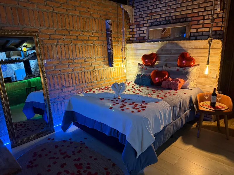 Quarto com cama de casal e iluminação azul