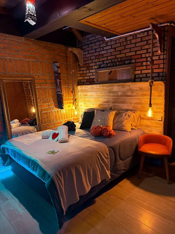 Quarto decorado com balões de coração