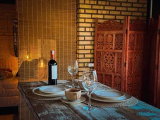 Mesa de jantar preparada com taças e espumante