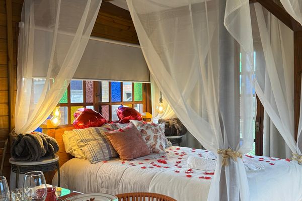 Cama com dossel no Chalé Boutique dos Sonhos | Chalé Boutique dos Sonhos - Praia do Rosa/SC