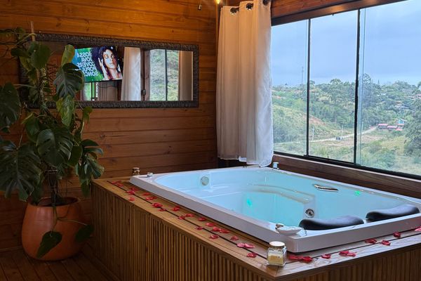 Hidromassagem junto à janela com vista para a natureza | Chalé Boutique dos Sonhos - Praia do Rosa/SC