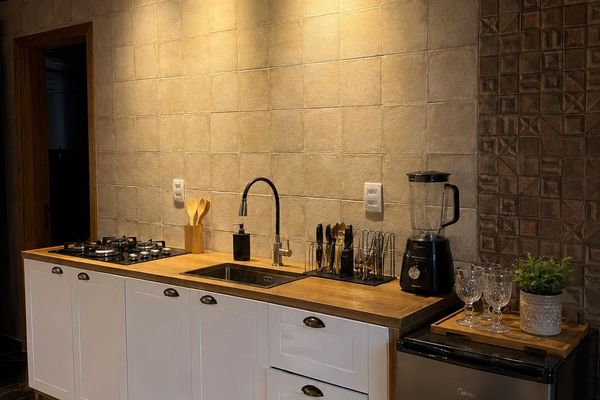 Cozinha americana com bancada e utensílios | Chalé Boutique dos Sonhos - Praia do Rosa/SC
