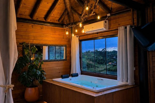 Hidromassagem e iluminação do chalé ao entardecer | Chalé Boutique dos Sonhos - Praia do Rosa/SC