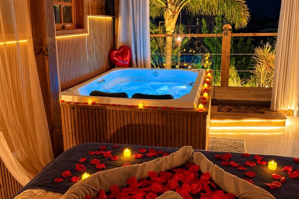 Cama com decoração e hidromassagem ao fundo