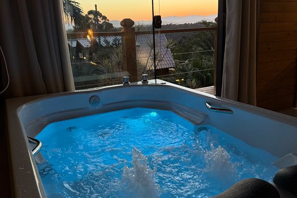 Hidromassagem com cromoterapia e vista pela janela | Chalé Boutique Luz - Praia do Rosa/SC