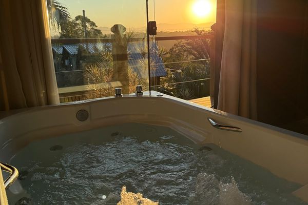 Detalhe da hidromassagem com vista do pôr do sol | Chalé Boutique Luz - Praia do Rosa/SC