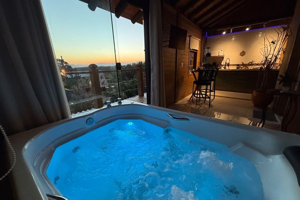 Hidromassagem e cozinha americana ao fundo | Chalé Boutique Luz - Praia do Rosa/SC