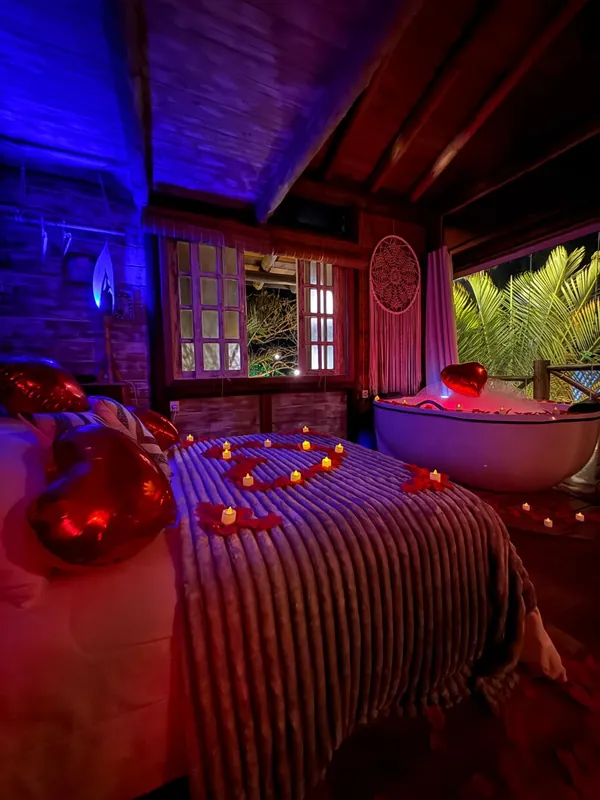 Quarto decorado com balões e iluminação colorida