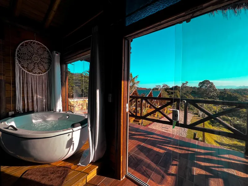 Hidromassagem ao lado da varanda com vista panorâmica