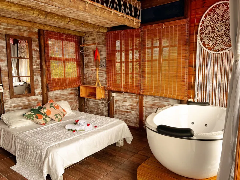 Quarto com cama de casal e hidromassagem panorâmica