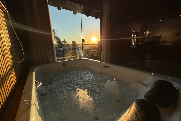 Hidromassagem com vista do pôr do sol no Chalé Boutique Luz | Praia do Rosa