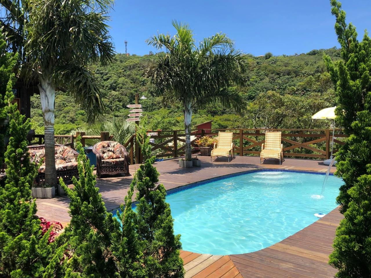 Piscina e deck da Pousada Bangalô House na Praia do Rosa